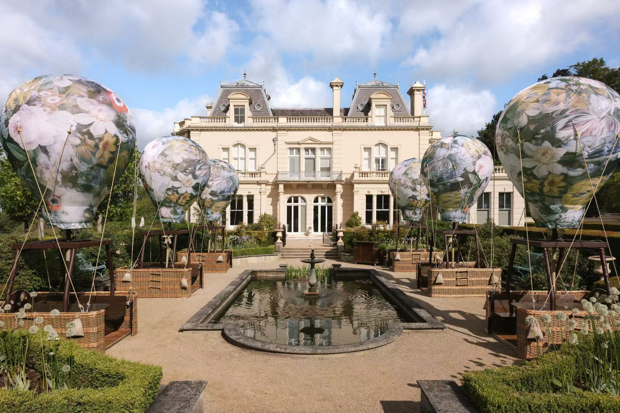 Beaverbrook’s “Balloons in Bloom” Returns: A Hot-Air Balloon Dinner That Stays Among the Flowers